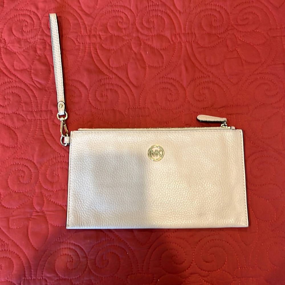 MK gently used in excellent condition. Light pink color perfect for summer